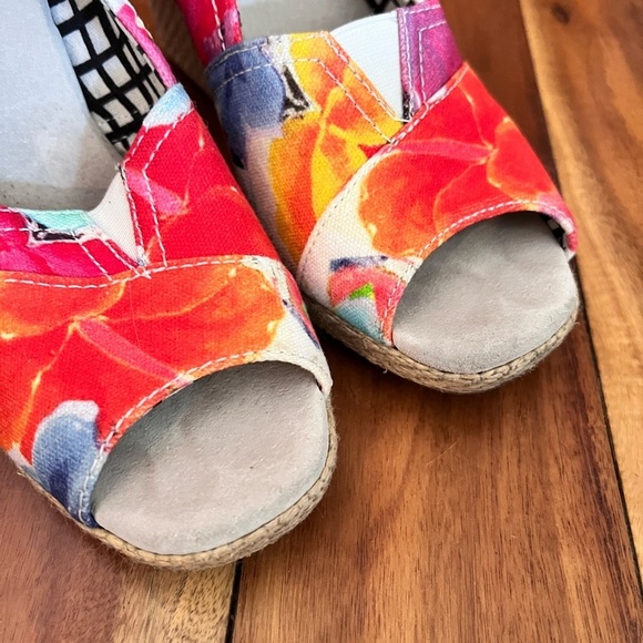 Toms 7.5 Vibrant Abstract Floral Calypso Peep Toe Wedge - Picture 5 of 8